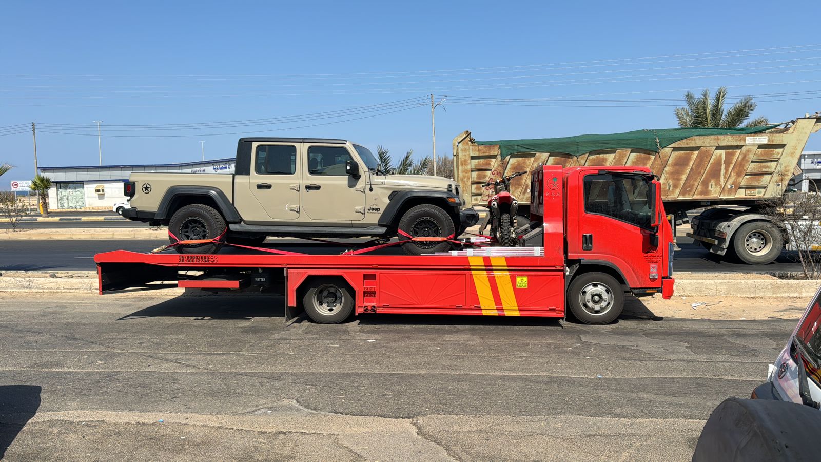 نقل سيارة دفع رباعي على سطحة